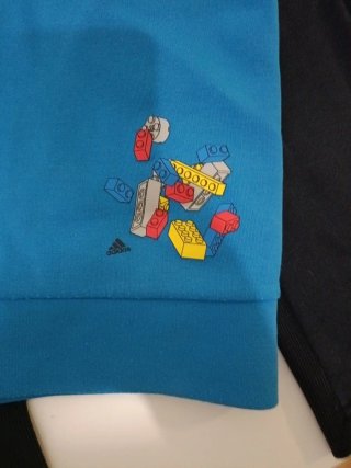 Abito sportivo Adidas per bambini, blu e nero con dettagli Lego