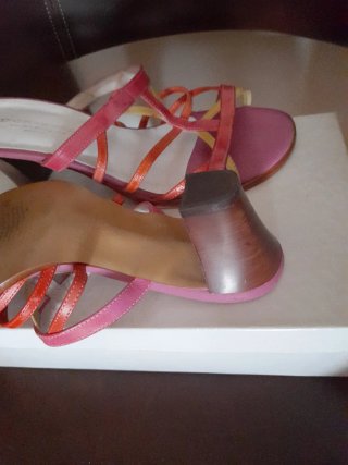 Sandalias de piel con tacón medio
