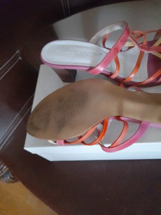 Sandalias de piel con tacón medio