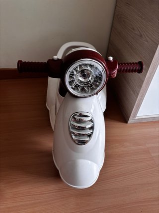 Moto infantil blanca y marrón