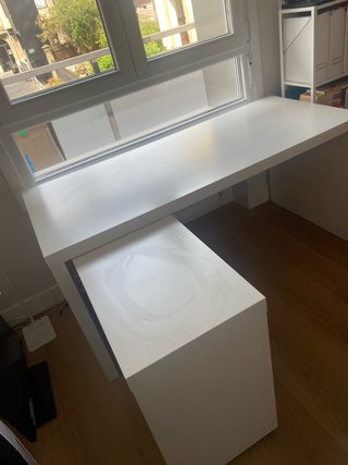 Mesa de oficina blanca en L