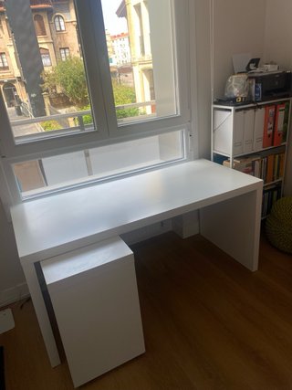Mesa de oficina blanca en L