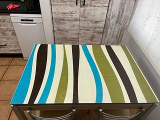 Mesa de cocina con sus sillas de acompañamiento