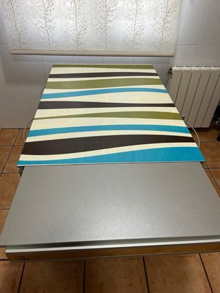Mesa de cocina con sus sillas de acompañamiento
