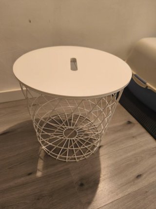 Mesa auxiliar metálica y madera blanca