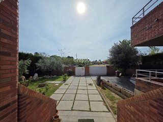 Chalet en venta en Joc de la Bola - Camps d'Esports - Ciutat Jardí - Montcada en Lleida
