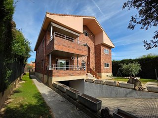 Chalet en venta en Joc de la Bola - Camps d'Esports - Ciutat Jardí - Montcada en Lleida