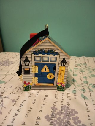 Casita de madera con cerraduras y llaves