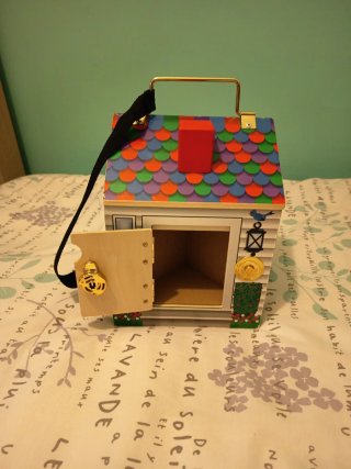 Casita de madera con cerraduras y llaves