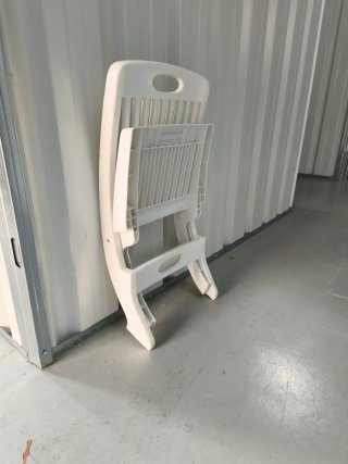 Silla plegable blanca de plástico