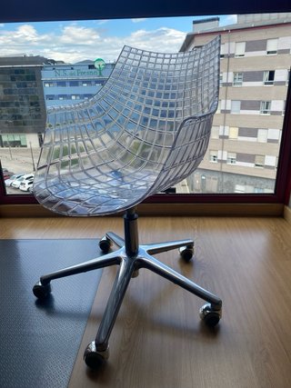 Escritorio blanco y silla transparente