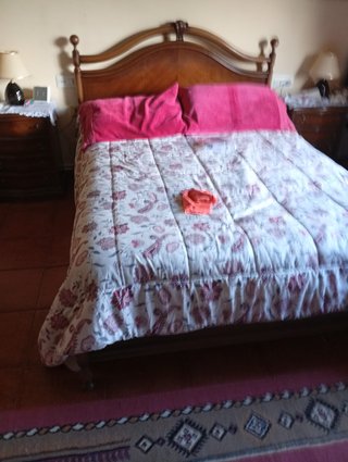 habitación con cabecero cama armario cómoda mesita