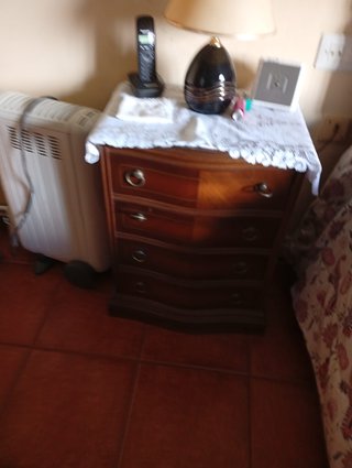 habitación con cabecero cama armario cómoda mesita