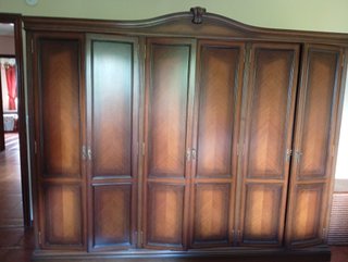 habitación con cabecero cama armario cómoda mesita