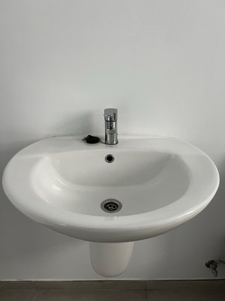 Lavabi LAKUA grande sospeso con rubinetto