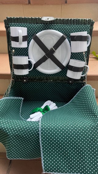 Cestino da picnic con stoviglie