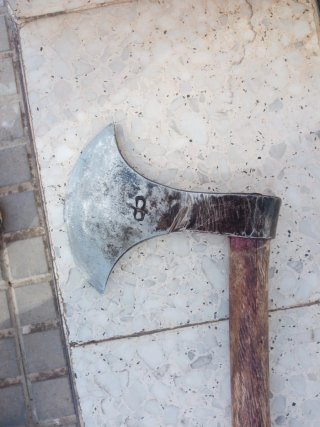 Hacha de metal con mango de madera