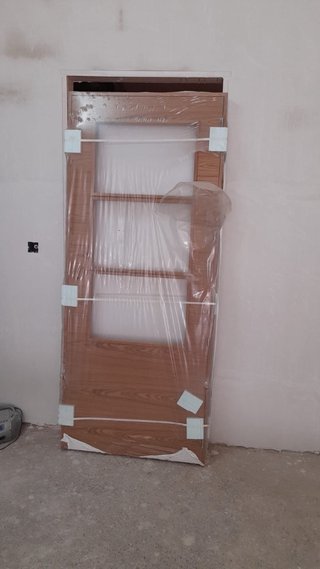 Puerta de madera nueva