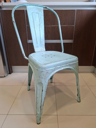 Silla estilo industrial azul desgastado