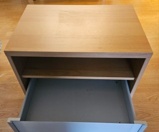 Mesa auxiliar IKEA madera clara con cajón y balda
