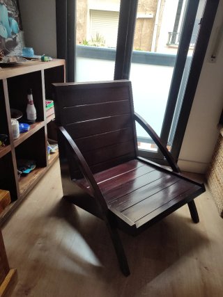 Silla baja de madera oscura