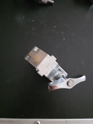 Abrazadera para rack de batería