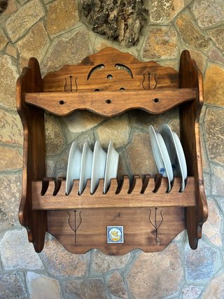 Platero de madera con estantería