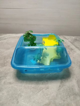 Terrario para tortugas azul y amarillo