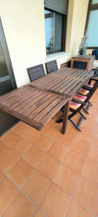 Mesa extensible de madera para terraza