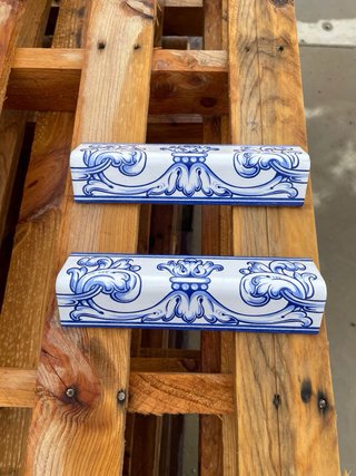 Escuadra cerámica decorada azul y blanca