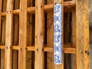 Escuadra cerámica decorada azul y blanca
