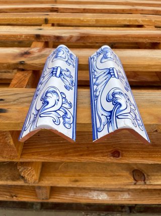 Escuadra cerámica decorada azul y blanca