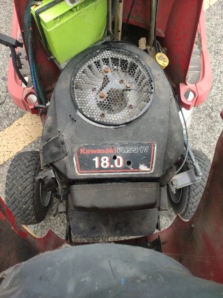 Tractor cortacésped rojo