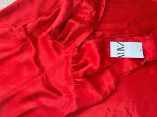 Vestido satinado rojo con abertura