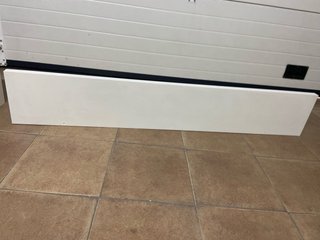 Estantería y balda de madera blanca