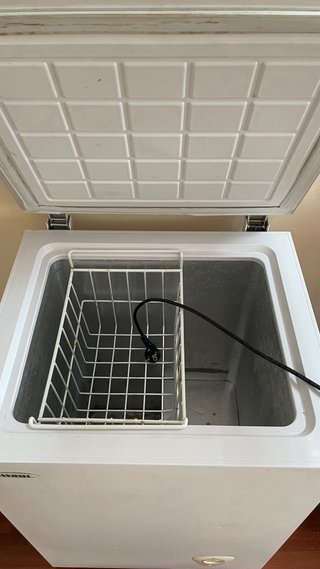 Nevera blanca con congelador y microondas