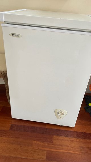 Nevera blanca con congelador y microondas