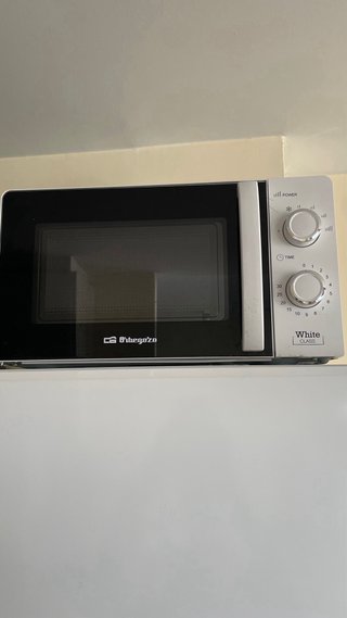 Nevera blanca con congelador y microondas