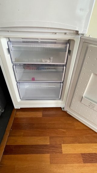 Nevera blanca con congelador y microondas