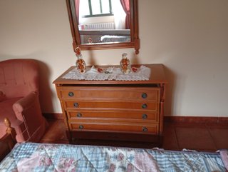 habitación con dos camas y un armario