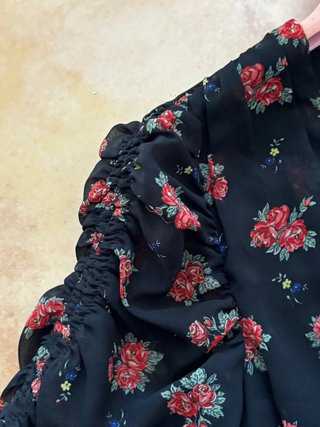 Vestido Zara floral negro y rojo M