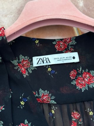 Vestido Zara floral negro y rojo M