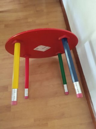 Mesa infantil patas lápiz colores