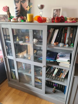 Librería Gris Ikea con Puertas Correderas