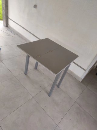 Mesa de cocina plegable gris con cajón