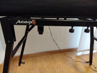 Piano digital con atril y  funda,soporte y banco.