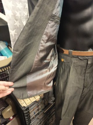 Traje de hombre gris.