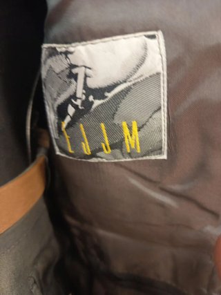 Traje de hombre gris.