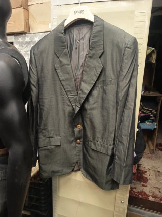 Traje de hombre gris.
