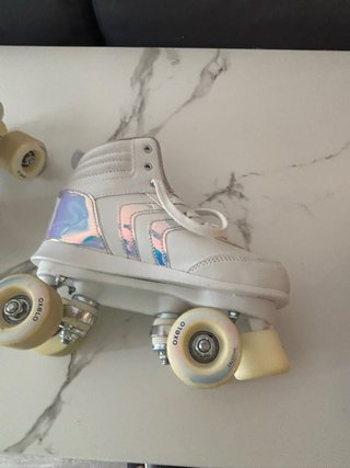 Patines en línea blancos con detalles iridiscentes